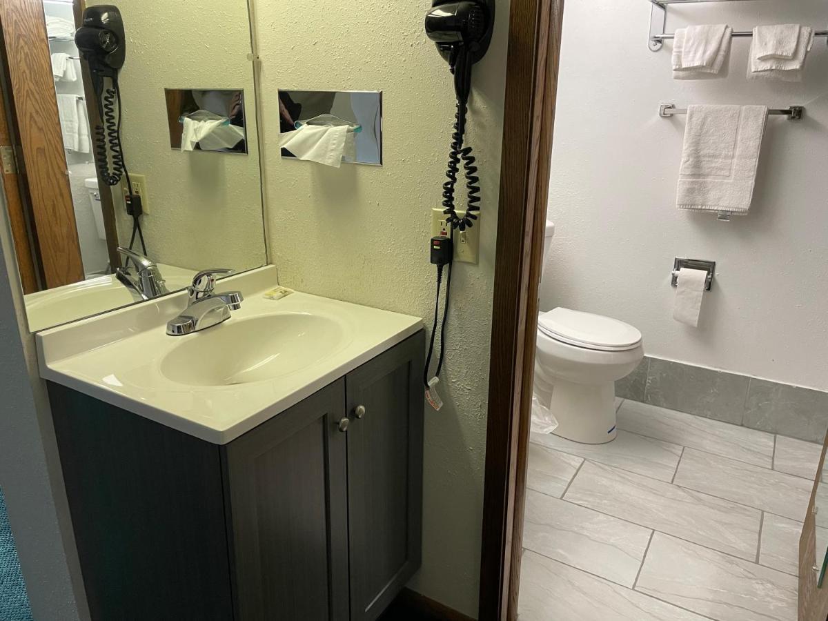 Heritage Inn Hotel Watertown Esterno foto