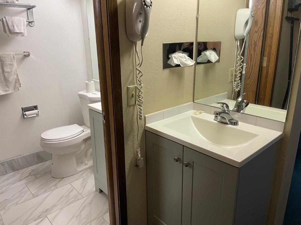 Heritage Inn Hotel Watertown Esterno foto