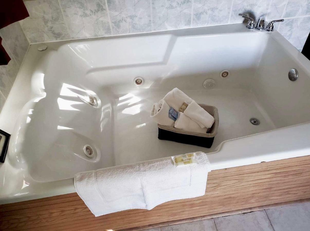 Heritage Inn Hotel Watertown Esterno foto